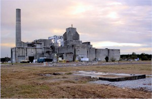 Budova s reaktorem P-105 jaderné elektrárny v Savannah River, kde se v roce 1956 podařila první detekce neutrina. Zdroj: Brett Flashnick, New York Times.