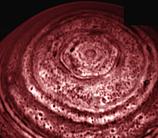 Saturnsk estihelnk pozen lod Cassini 2. jna 2006. Jeden z prvnch ostrch snmk oblasti.