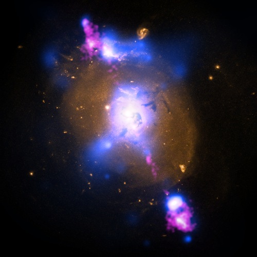 Galaxie 4C+29.30 na kompozitním snímku