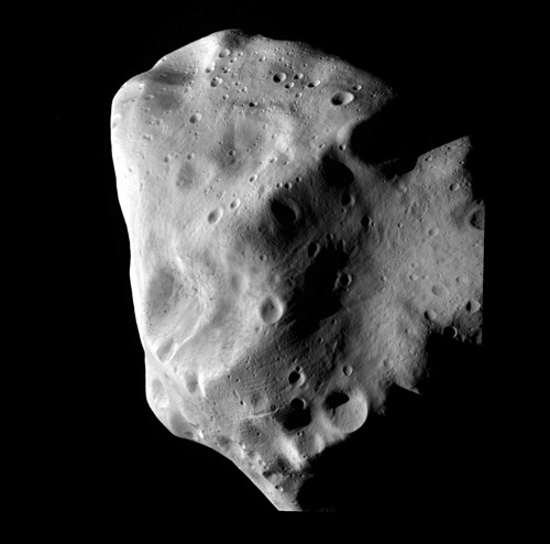 Planetka Lutetia při průletu Rosetty ze vzdálenosti 3 162 kilometrů