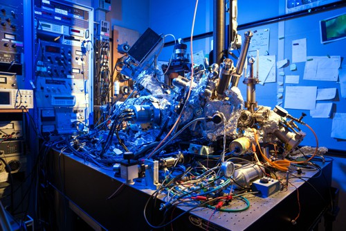 Fotografie rastrovacího tunelového mikroskopu v IBM