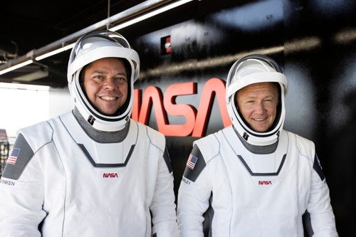 Posádka mise Crew Dragon Demo-2, astronauti Robert L. Behnken (vlevo) a Douglas G. Hurley (vpravo)