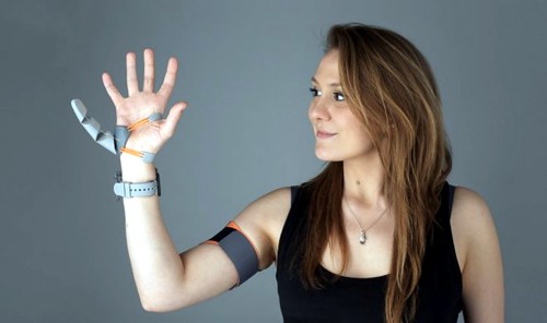 Používání robotického „třetího palce“ může ovlivnit, jak je ruka vnímána mozkem