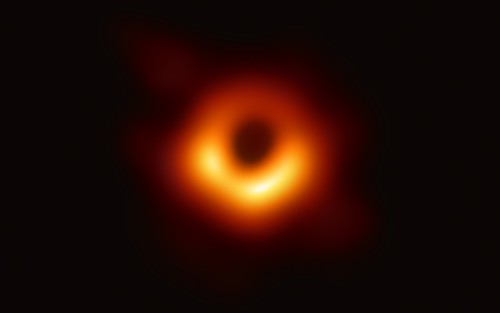 Historicky první snímek těsného okolí černé díry z roku 2019