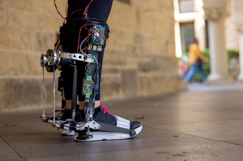 Robotický exoskelet pomáhá lidem chodit
