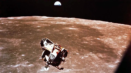 Přistávací modul programu Apollo s měsícem a Zemí v pozadí