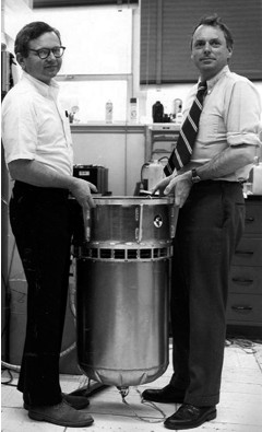 Martin Levine a Robert Vessot drží vodíkový maser