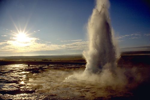 Gejzír Strokkur je výsledkem ohřevu zemského nitra způsobeného radioaktivním rozpadem, tedy slabou interakcí