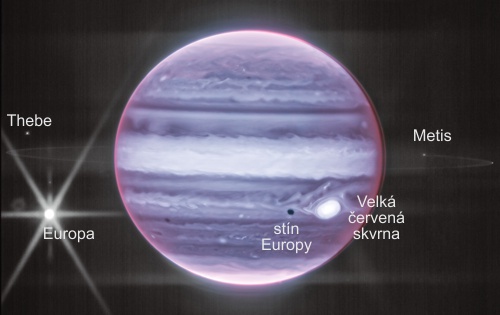 Jemné předivo Jupiterových prstenců na infračerveném 
	snímku z JWST