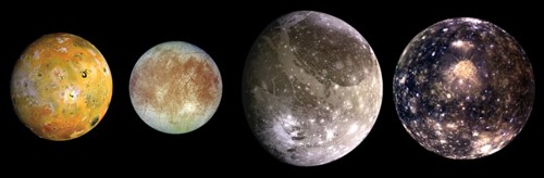 Zleva: Io, Europa, Ganymed a Callisto Jupiterovy měsíce Io, Europa, Ganymed a Callisto