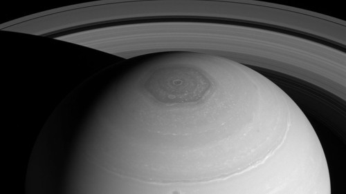 Šestiúhelníkový vír na severním pólu Saturnu