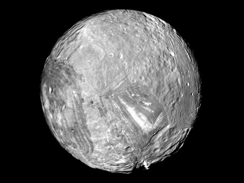 Měsíc Miranda vyfotografovaný při průletu sondy Voyager 2