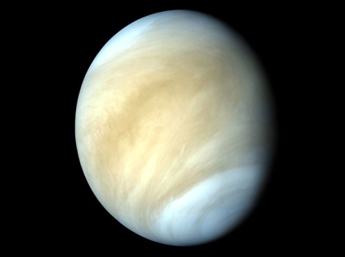 Povrch Venuše se skrývá pod neproniknutelným příkrovem husté atmosféry