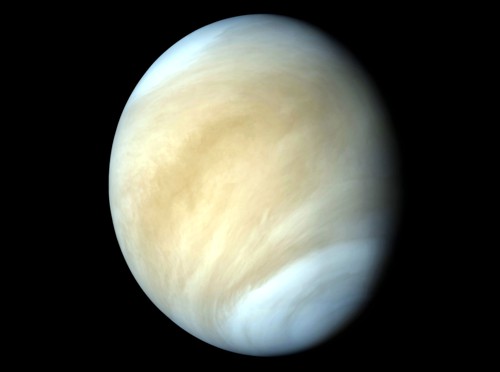Povrch Venuše se skrývá pod neproniknutelným příkrovem husté atmosféry Povrch Venuše se skrývá pod neproniknutelným příkrovem husté atmosféry