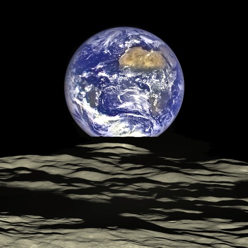 Pohled na Zemi z oběžné dráhy Měsíce pořízený sondou LRO v roce 2015
