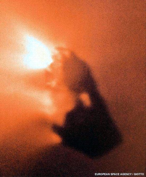 Snímek jádra Halleyovy komety ze sondy Giotto