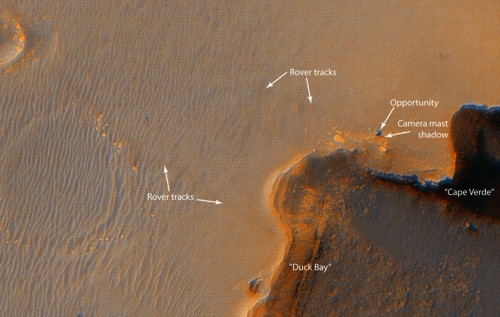 Opportunity zachycená družicí MRO na okraji kráteru Victoria.