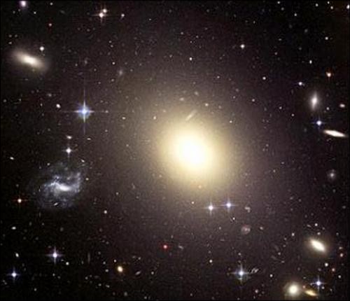 Eliptická galaxia v centre kupy