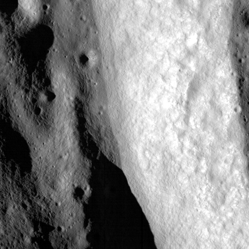 Snímek z LRO zachycující kráter v Lacus Mortis