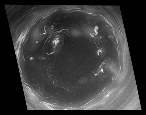 Snímek Saturnova šestiúhelníku pořízený sondou Cassini v roce 2006.