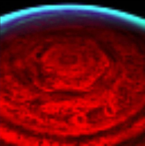 Noční snímek Saturnova šestiúhelníku obklopujícího severní pól byl mapovaný spektrometrem ve viditelné a infračervené oblasti spektra. Pořízen byl lodí Cassini 30. října 2006.