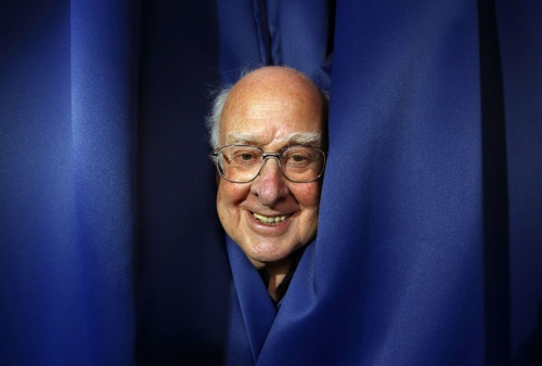 Peter Higgs pózuje fotografům