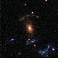 Gravitačním čočkováním změněné obrazy vzdálených galaxií