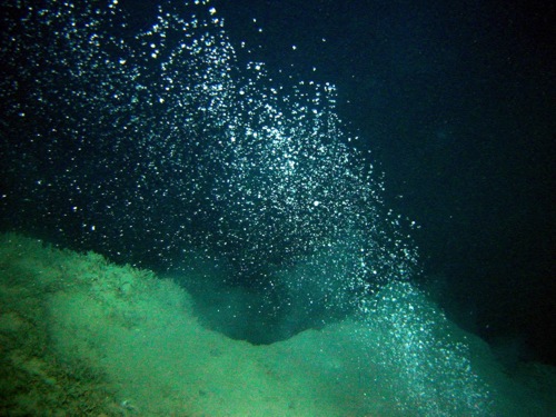 Metan unikající z podmořských sedimentů