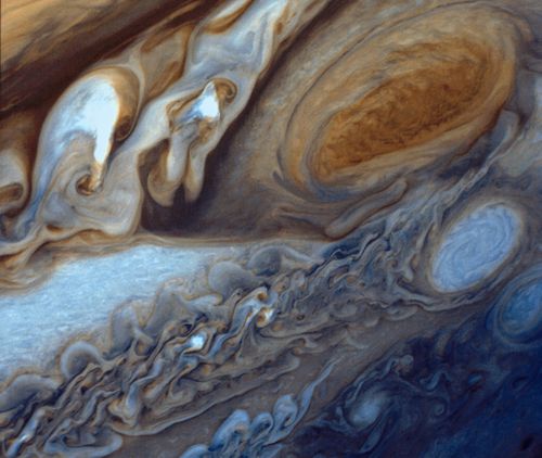Rozevláté krajkoví Jupiterovy oblačnosti poblíž rovníku