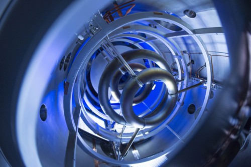Supravodivé magnety uvnitř komory reaktoru