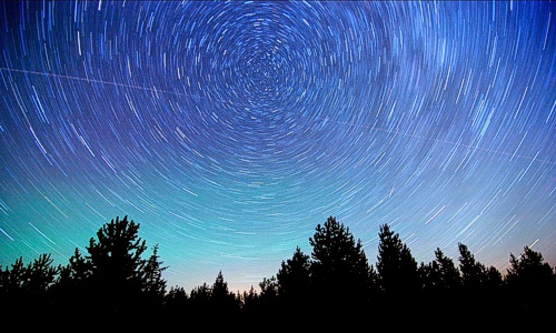 Zdánlivý pohyb hvězd na noční obloze