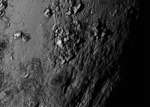 Povrch Pluta v oblasti rovníku ze vzdálenosti 77 000 km