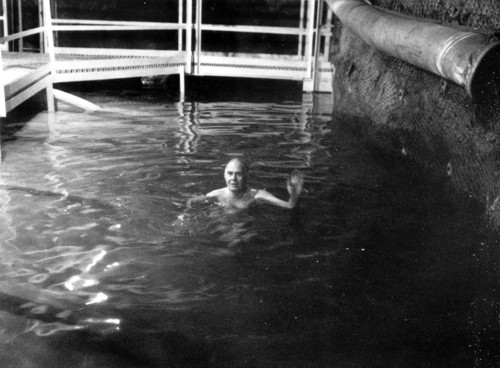 Raymond Davis se koupe v nádrži obklopující detektor