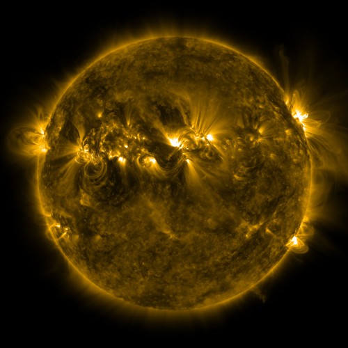 Aktivní Slunce vyfotografované na vlně 17,1 nm přístrojem AIA observatoře SDO