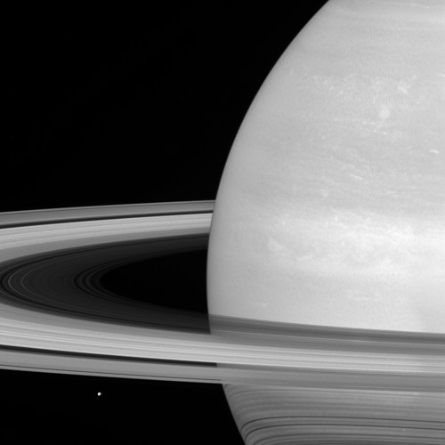 Saturnův měsíček Mimas v porovnání se soustavou prstenců