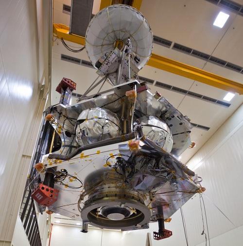 Juno v době stavby. Dole je vidět hlavní motor.