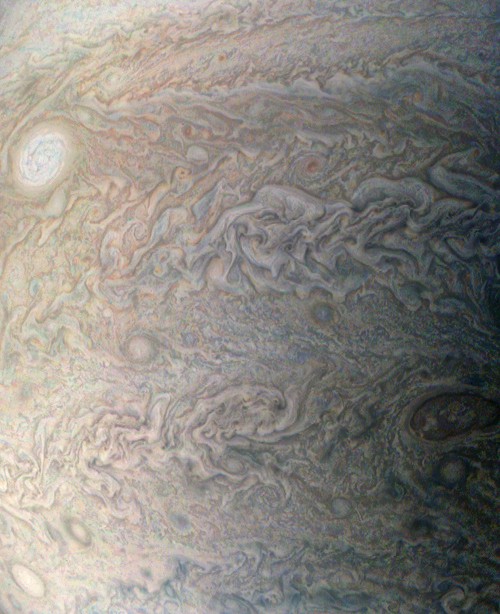 Typický vzor oblaků na Jupiteru, snímek byl pořízen 11. prosince 2016