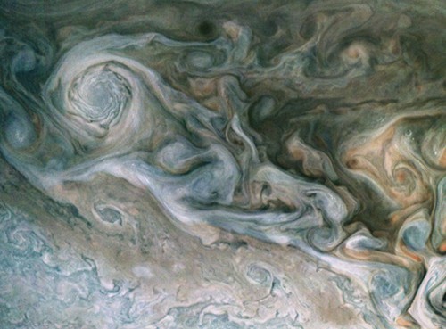 Detail turbulencí na Jupiteru, 27. břerzna 2017