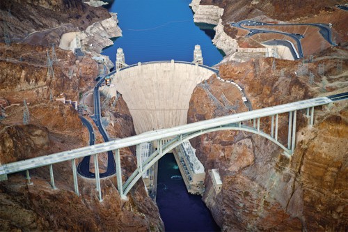 Memorial Bridge a v pozadí Hoover Dam