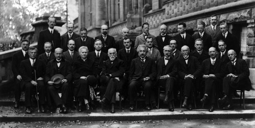 Zakladatelé kvantové teorie na konferenci v Solvay (1927)