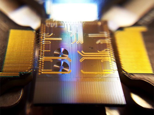 Kanadský čip s dvěma provázanými qubity, z nichž každý má 10 stavů