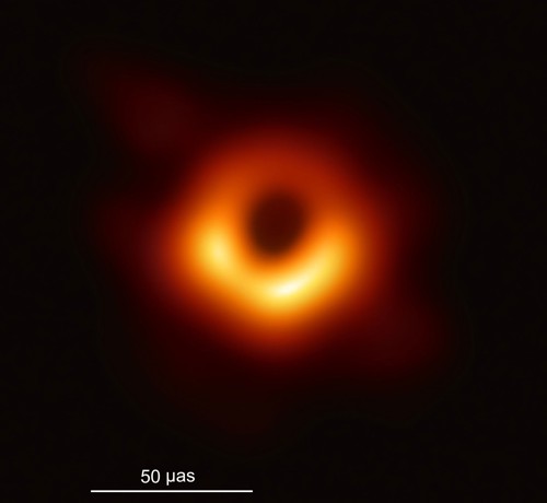 Obrázek blízkého okolí černé díry v galaxii M87