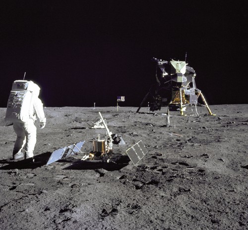 Instalace přístrojů astronauty Apolla 11
