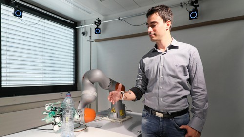 Artoni Fiorenzo zkouší sdílenou kontrolu s robotickou paží