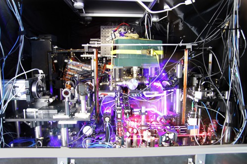 Celkový pohled na stronciové atomové hodiny vyvíjené v JILA