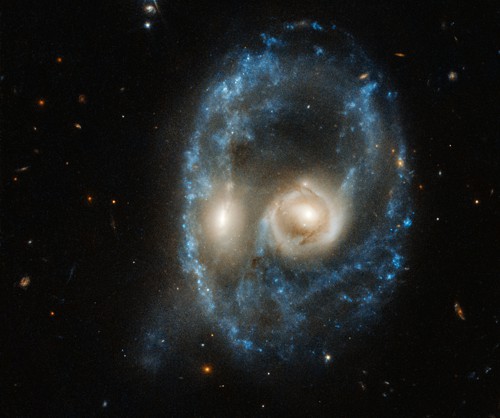 Galaxie Arp-Madore 2026-424 – čelní srážka dvou spirálních galaxií