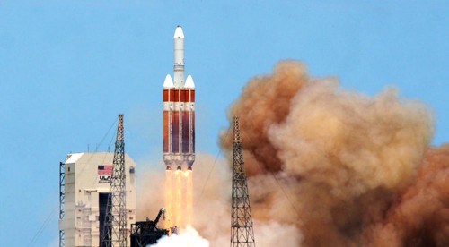 Delta IV Heavy, oranžové zbarvení výtokových plynů je způsobeno přítomností grafitu