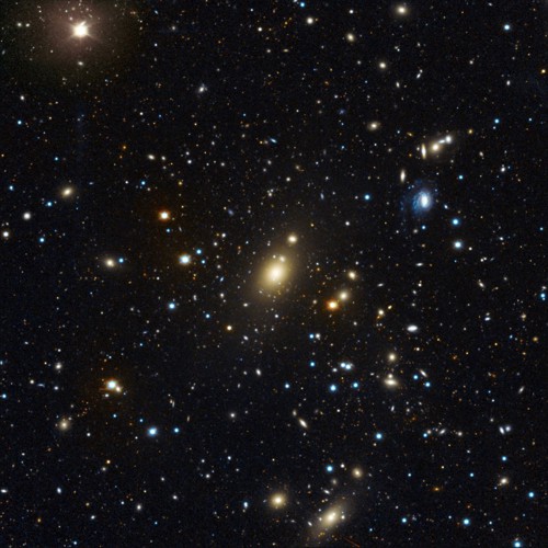 Galaktická kupa Abell 85. Eliptická galaxie Holm 15A je na snímku uprostřed.