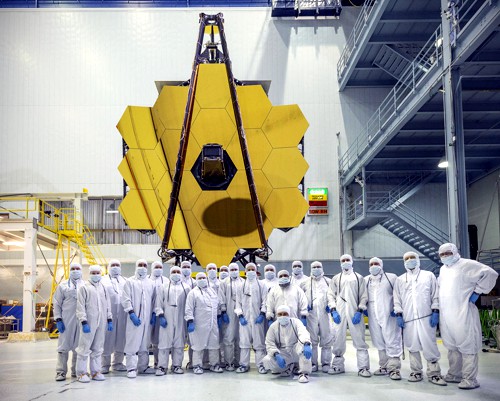 Pracovníci NASA u právě smontovaného dalekohledu JWST