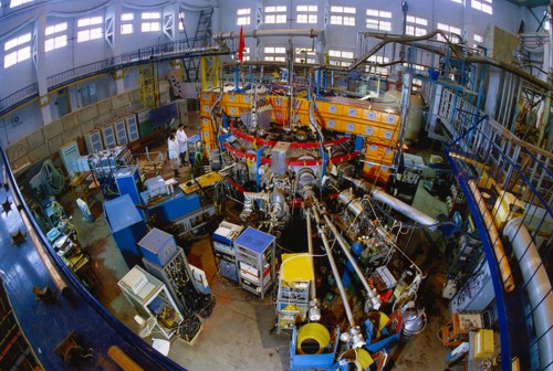 První supravodivý tokamak T-7, když pracoval v čínském Hefei jako HT-7 (demontován 2013)
